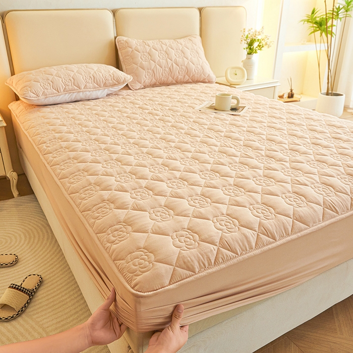 91家纺网 家纺一手货源 找家纺 小萌虎2025新款A类原棉大豆防水款夹棉床笠 方格花咖