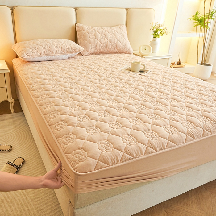 91家纺网 家纺一手货源 找家纺 小萌虎2025新款A类原棉大豆防水款夹棉床笠 方格花咖