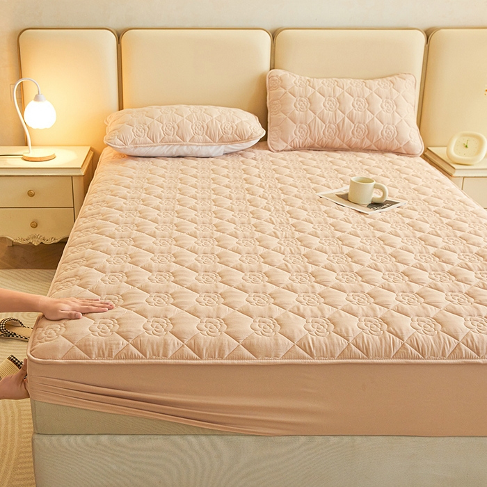 91家纺网 家纺一手货源 找家纺 小萌虎2025新款A类原棉大豆防水款夹棉床笠 方格花咖