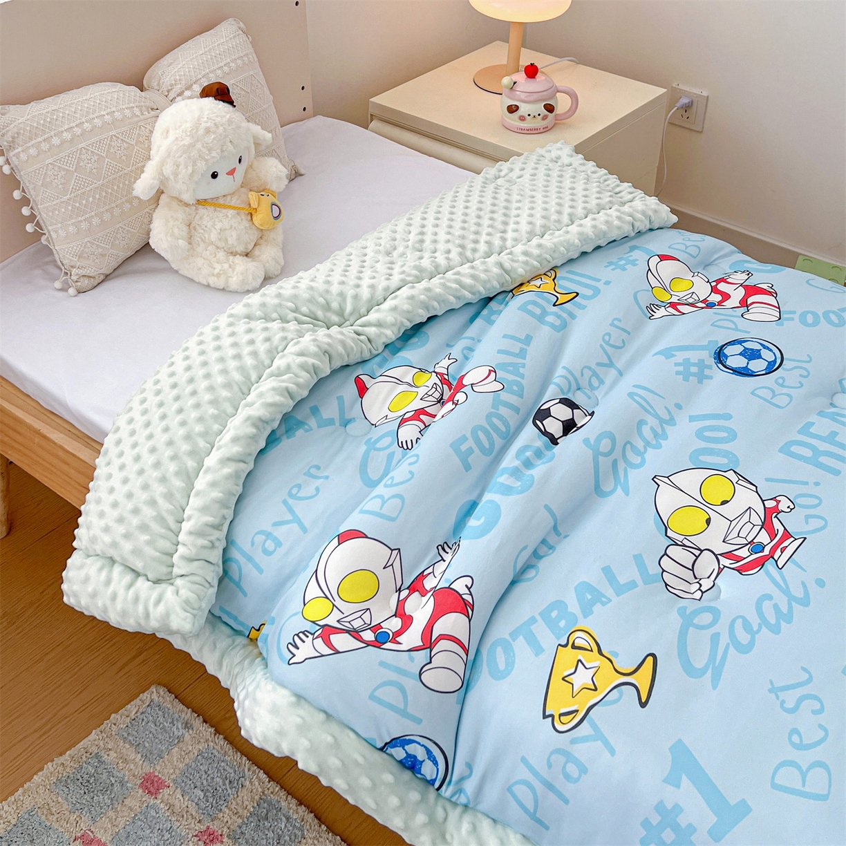 91家纺网 家纺一手货源 找家纺 名兮家居 2025秋冬新款母婴级经典奥特曼三丽鸥豆豆被 被子被芯 世界杯