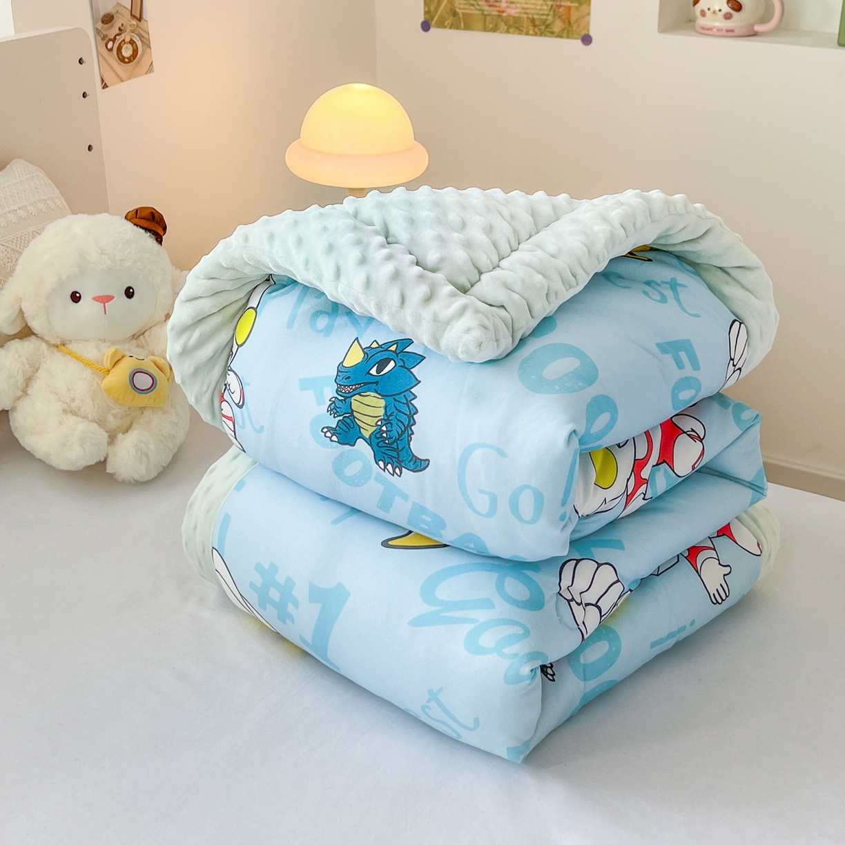 91家纺网 家纺一手货源 找家纺 名兮家居 2025秋冬新款母婴级经典奥特曼三丽鸥豆豆被 被子被芯 世界杯