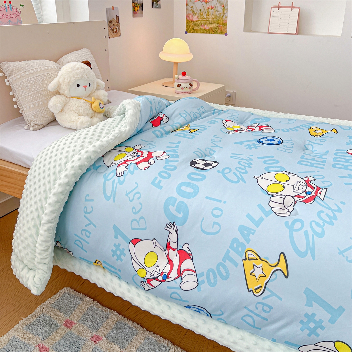 91家纺网 家纺一手货源 找家纺 名兮家居 2025秋冬新款母婴级经典奥特曼三丽鸥豆豆被 被子被芯 世界杯