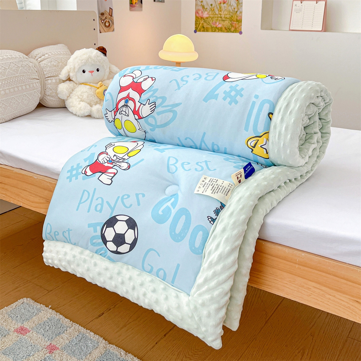 91家纺网 家纺一手货源 找家纺 名兮家居 2025秋冬新款母婴级经典奥特曼三丽鸥豆豆被 被子被芯 世界杯