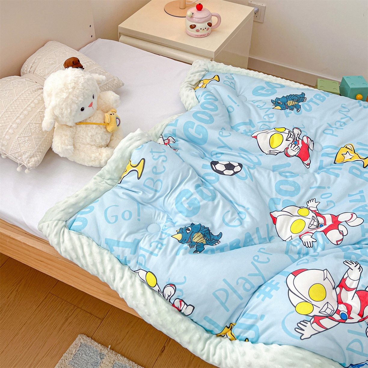 91家纺网 家纺一手货源 找家纺 名兮家居 2025秋冬新款母婴级经典奥特曼三丽鸥豆豆被 被子被芯 世界杯