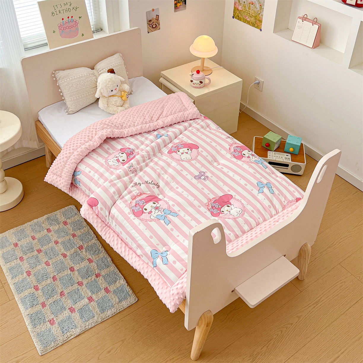 91家纺网 家纺一手货源 找家纺 名兮家居 2025秋冬新款母婴级经典奥特曼三丽鸥豆豆被 被子被芯 竖条美乐蒂