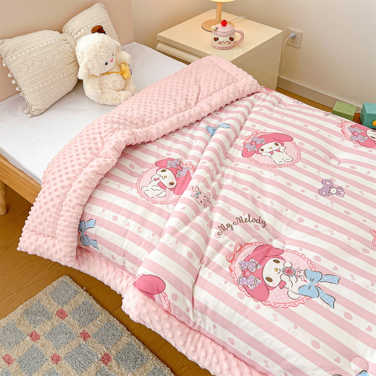 91家纺网 家纺一手货源 找家纺 名兮家居 2025秋冬新款母婴级经典奥特曼三丽鸥豆豆被 被子被芯 竖条美乐蒂