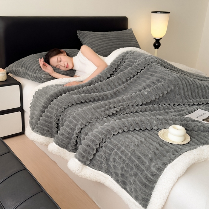 91家纺网 家纺一手货源 找家纺 欧邦  2025新款双层条纹羊羔绒毛毯 双层毯-深灰