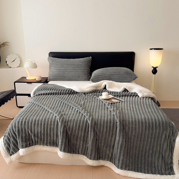 91家纺网 家纺一手货源 找家纺 欧邦  2025新款双层条纹羊羔绒毛毯 双层毯-深灰