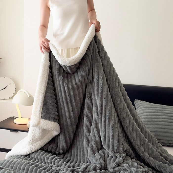 91家纺网 家纺一手货源 找家纺 欧邦  2025新款双层条纹羊羔绒毛毯 双层毯-深灰