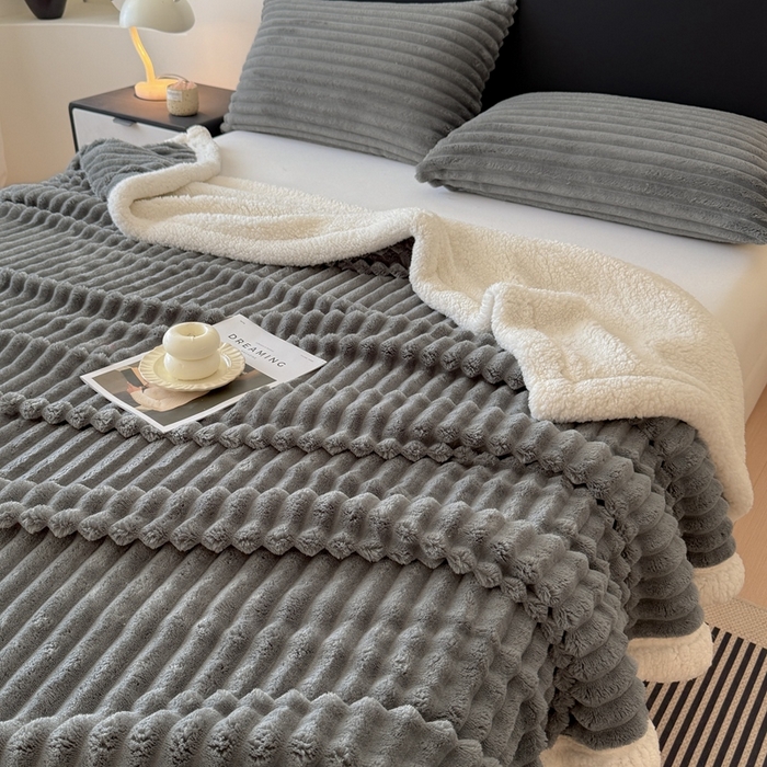 91家纺网 家纺一手货源 找家纺 欧邦  2025新款双层条纹羊羔绒毛毯 双层毯-深灰
