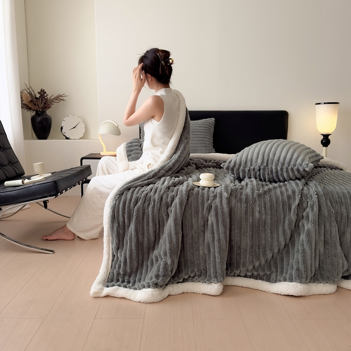 91家纺网 家纺一手货源 找家纺 欧邦  2025新款双层条纹羊羔绒毛毯 双层毯-深灰