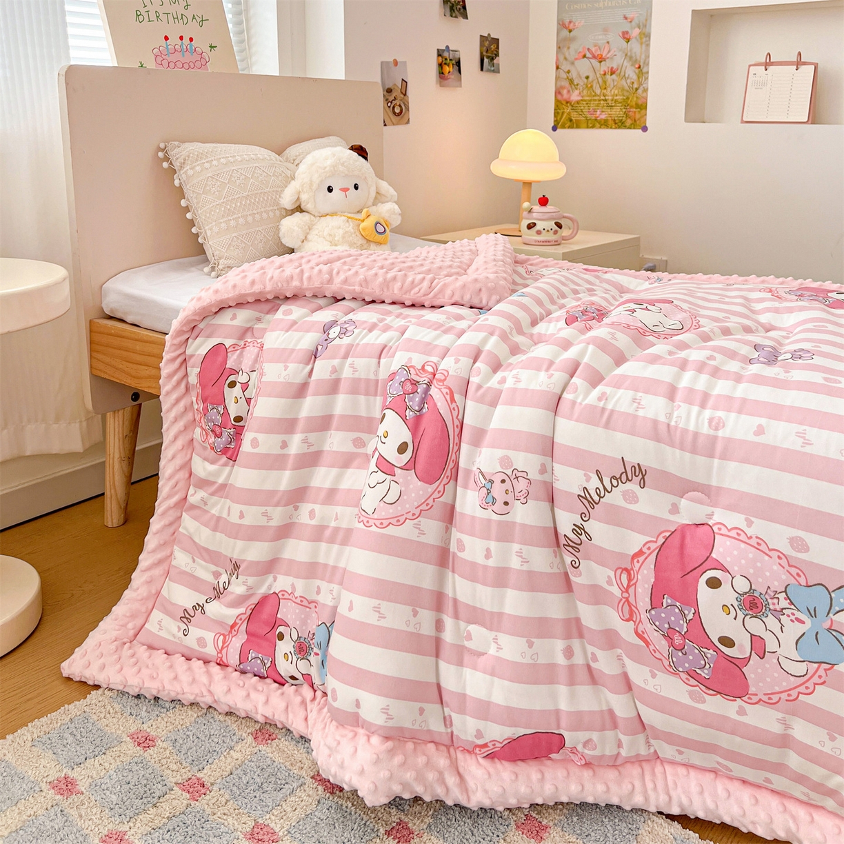 91家纺网 家纺一手货源 找家纺 名兮家居 2025秋冬新款母婴级经典奥特曼三丽鸥豆豆被 被子被芯 竖条美乐蒂