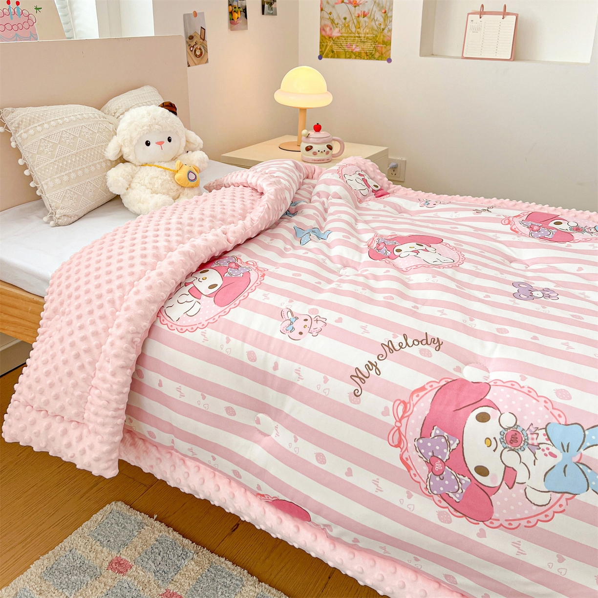 91家纺网 家纺一手货源 找家纺 名兮家居 2025秋冬新款母婴级经典奥特曼三丽鸥豆豆被 被子被芯 竖条美乐蒂