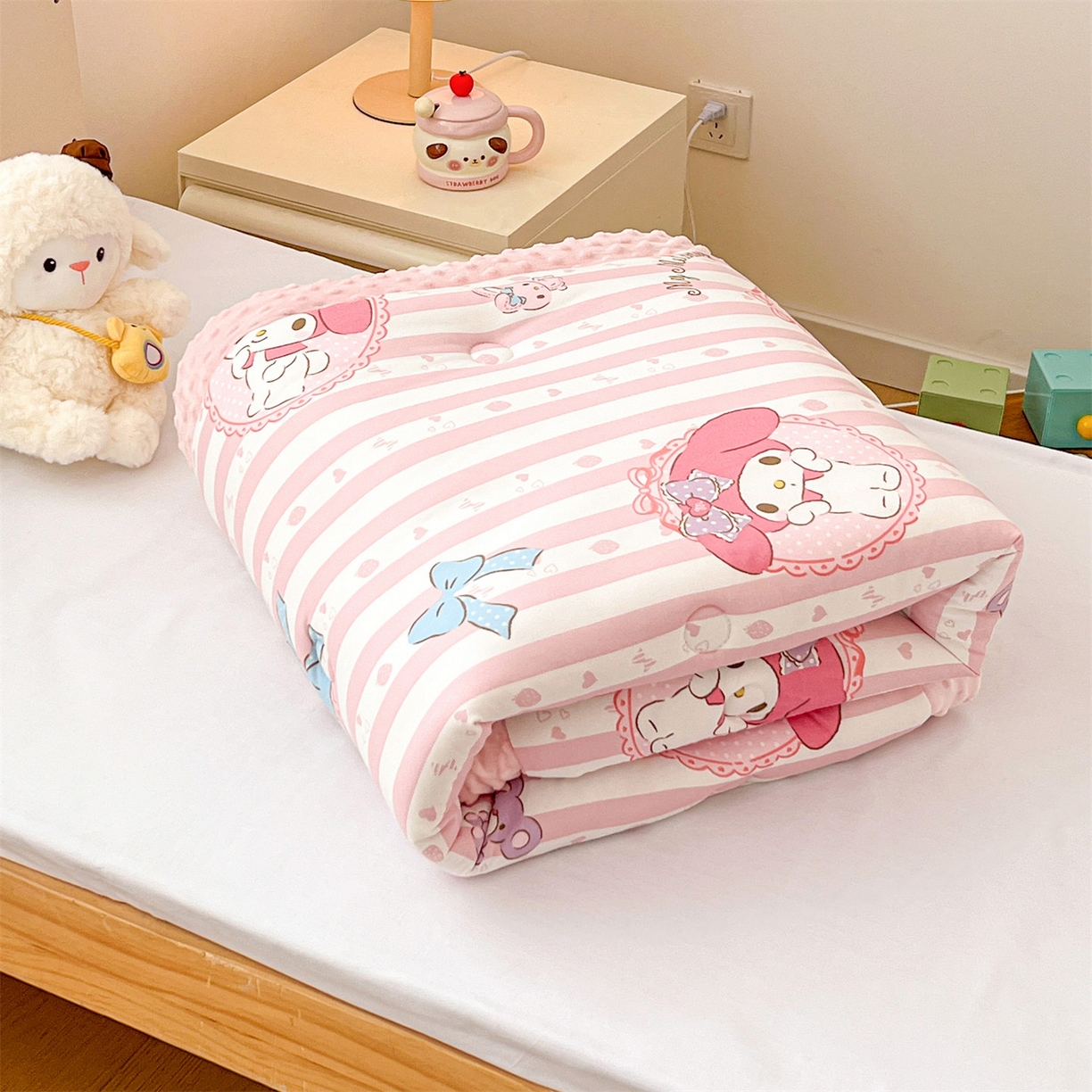 91家纺网 家纺一手货源 找家纺 名兮家居 2025秋冬新款母婴级经典奥特曼三丽鸥豆豆被 被子被芯 竖条美乐蒂