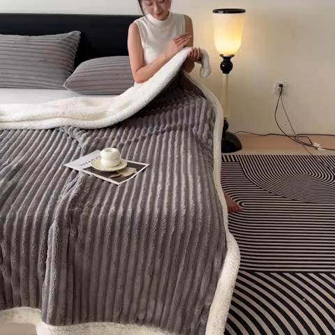 91家纺网 家纺一手货源 找家纺 欧邦  2025新款双层条纹羊羔绒毛毯 双层毯-深灰