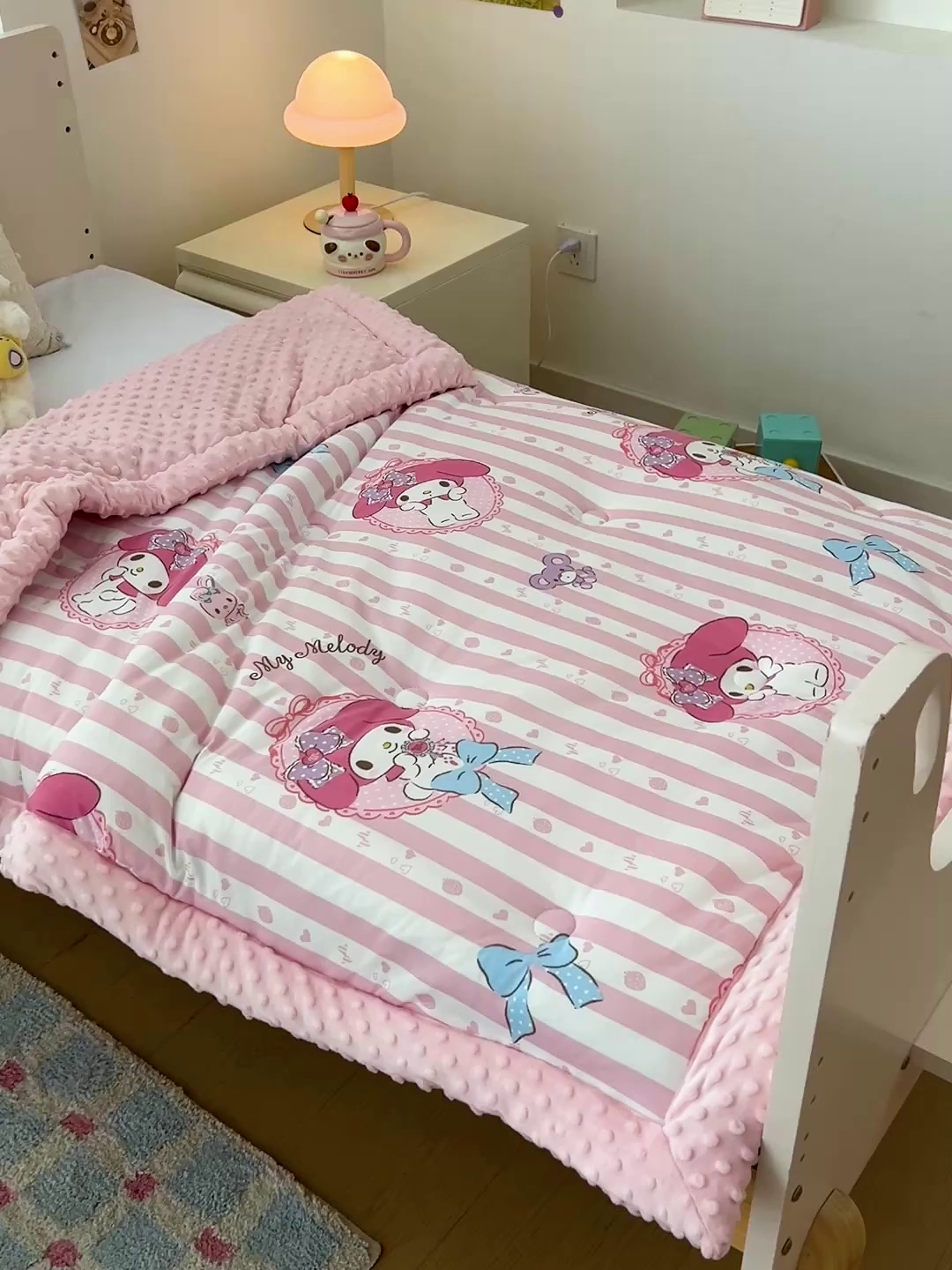 91家纺网 家纺一手货源 找家纺 名兮家居 2025秋冬新款母婴级经典奥特曼三丽鸥豆豆被 被子被芯 竖条美乐蒂