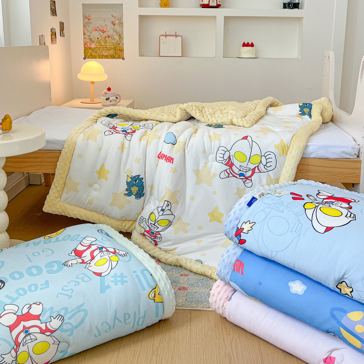 91家纺网 家纺一手货源 找家纺 名兮家居 2025秋冬新款母婴级经典奥特曼三丽鸥豆豆被 被子被芯 组合图仅供展示