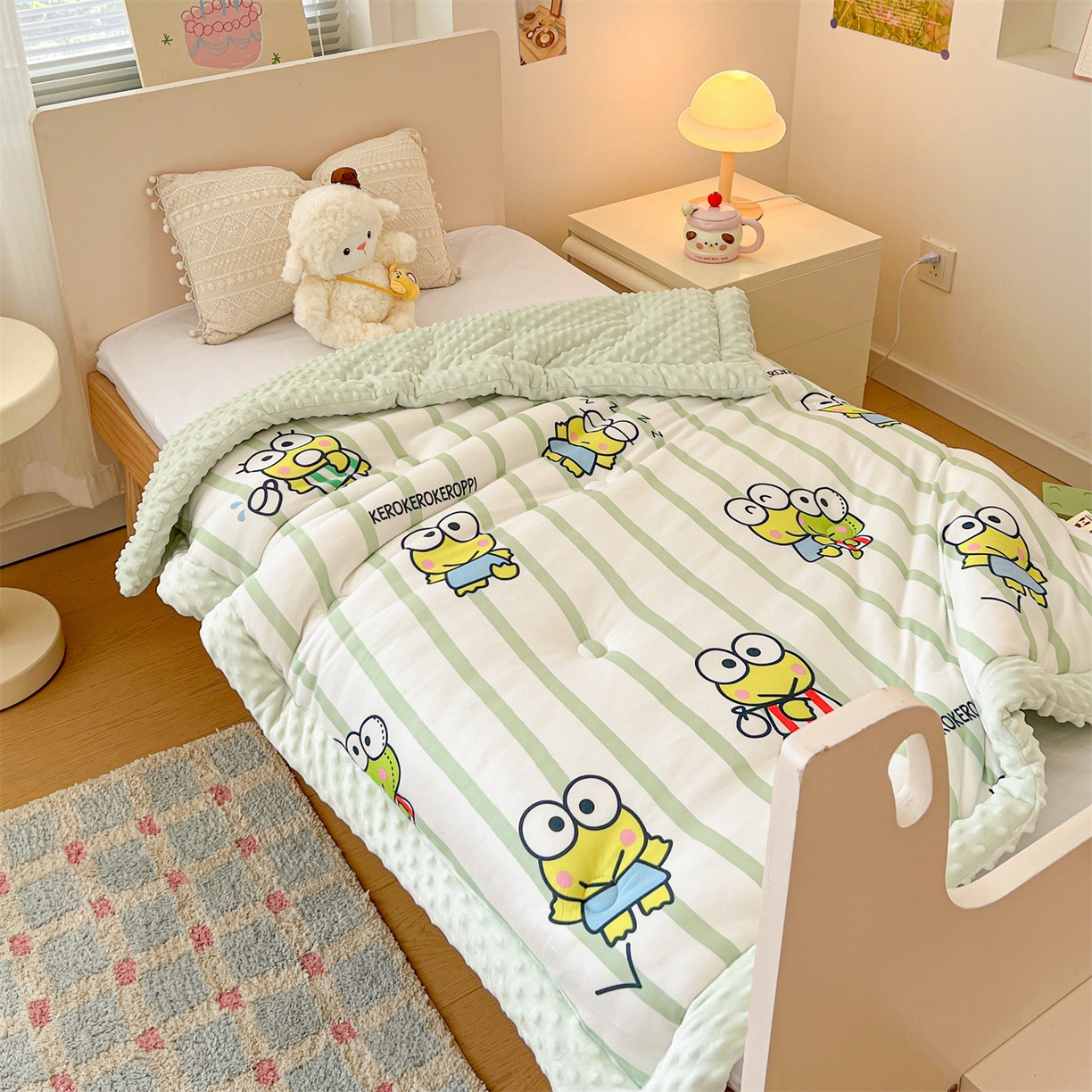 91家纺网 家纺一手货源 找家纺 名兮家居 2025秋冬新款母婴级经典奥特曼三丽鸥豆豆被 被子被芯 条纹大眼蛙