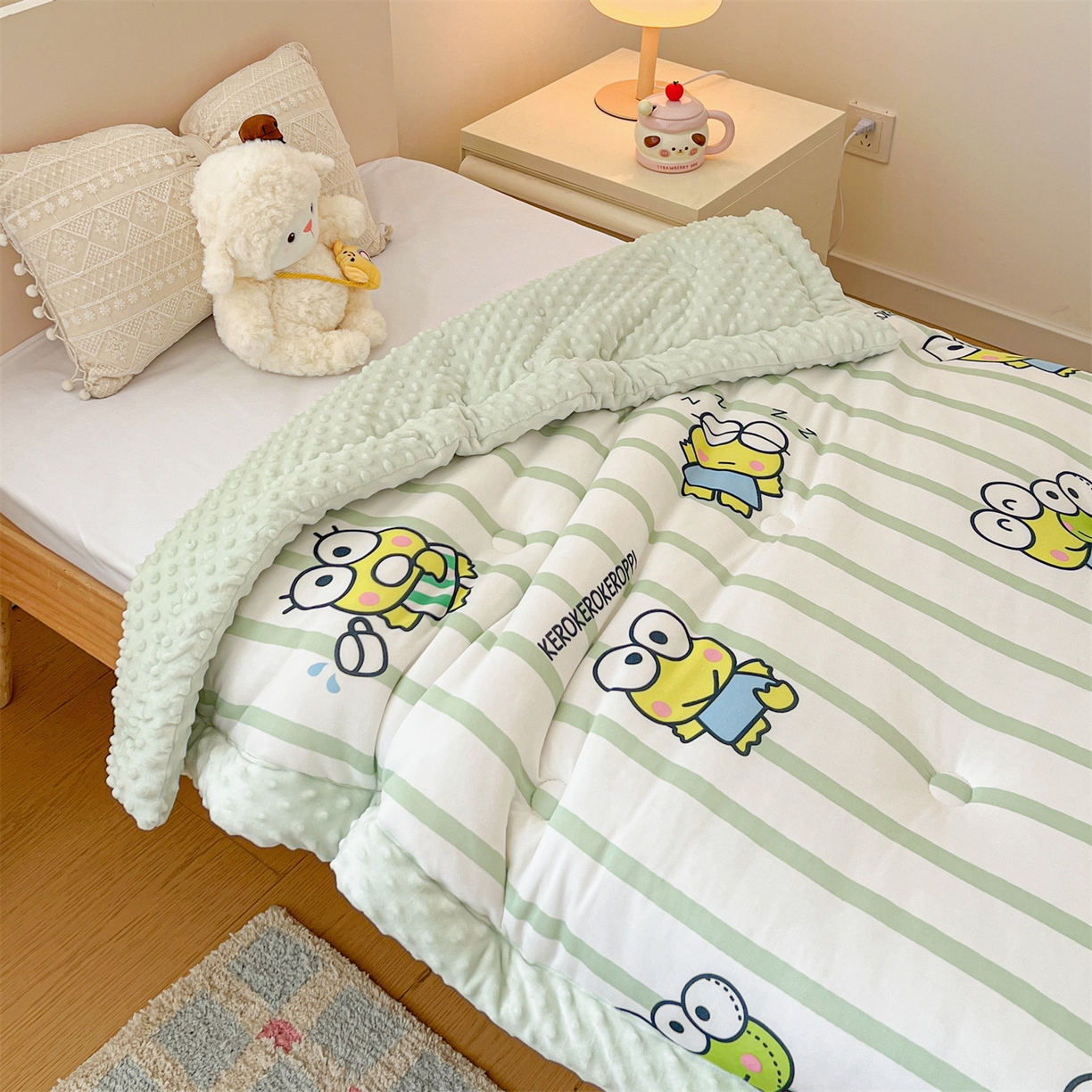 91家纺网 家纺一手货源 找家纺 名兮家居 2025秋冬新款母婴级经典奥特曼三丽鸥豆豆被 被子被芯 条纹大眼蛙