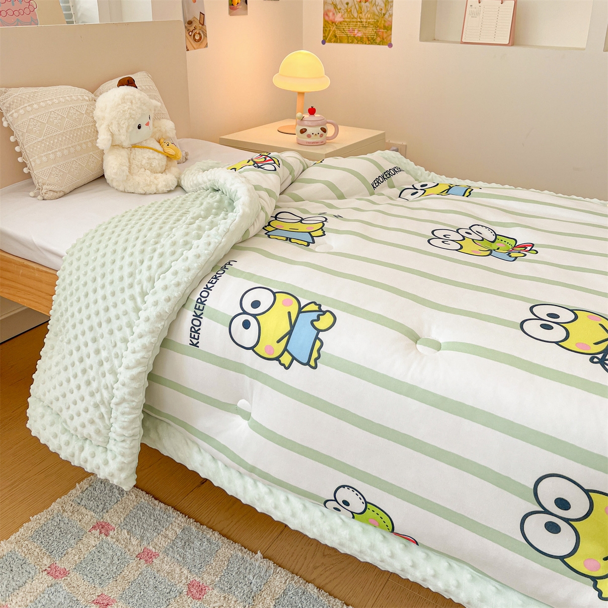91家纺网 家纺一手货源 找家纺 名兮家居 2025秋冬新款母婴级经典奥特曼三丽鸥豆豆被 被子被芯 条纹大眼蛙