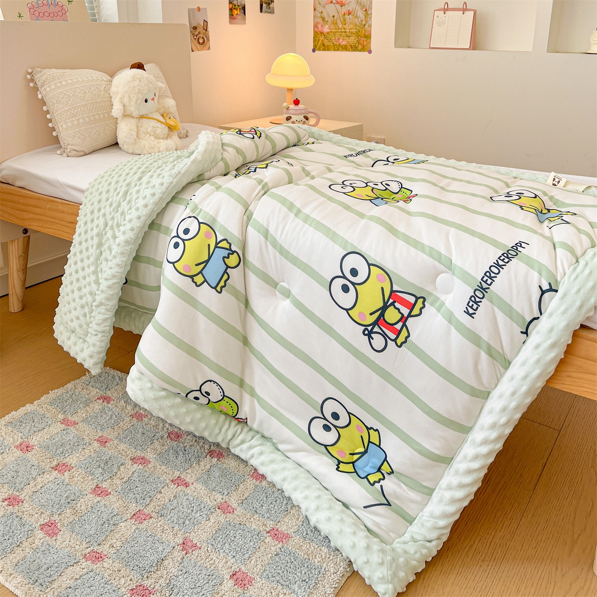 91家纺网 家纺一手货源 找家纺 名兮家居 2025秋冬新款母婴级经典奥特曼三丽鸥豆豆被 被子被芯 条纹大眼蛙