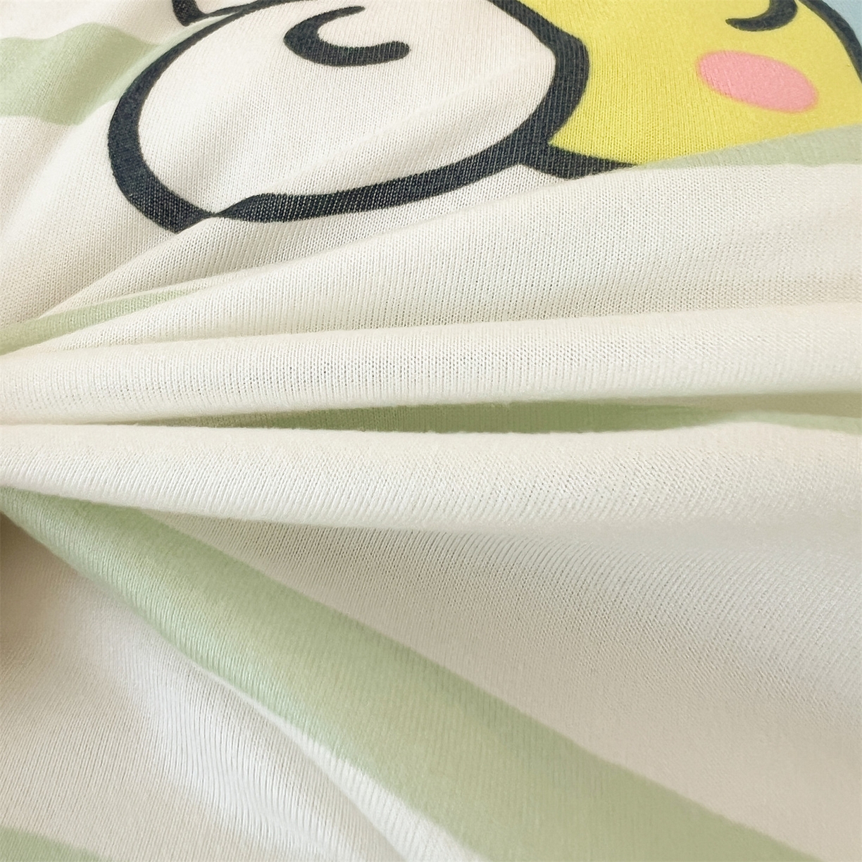 91家纺网 家纺一手货源 找家纺 名兮家居 2025秋冬新款母婴级经典奥特曼三丽鸥豆豆被 被子被芯 条纹大眼蛙