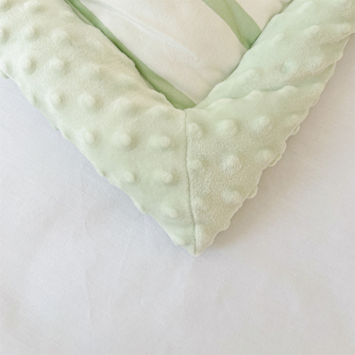 91家纺网 家纺一手货源 找家纺 名兮家居 2025秋冬新款母婴级经典奥特曼三丽鸥豆豆被 被子被芯 条纹大眼蛙