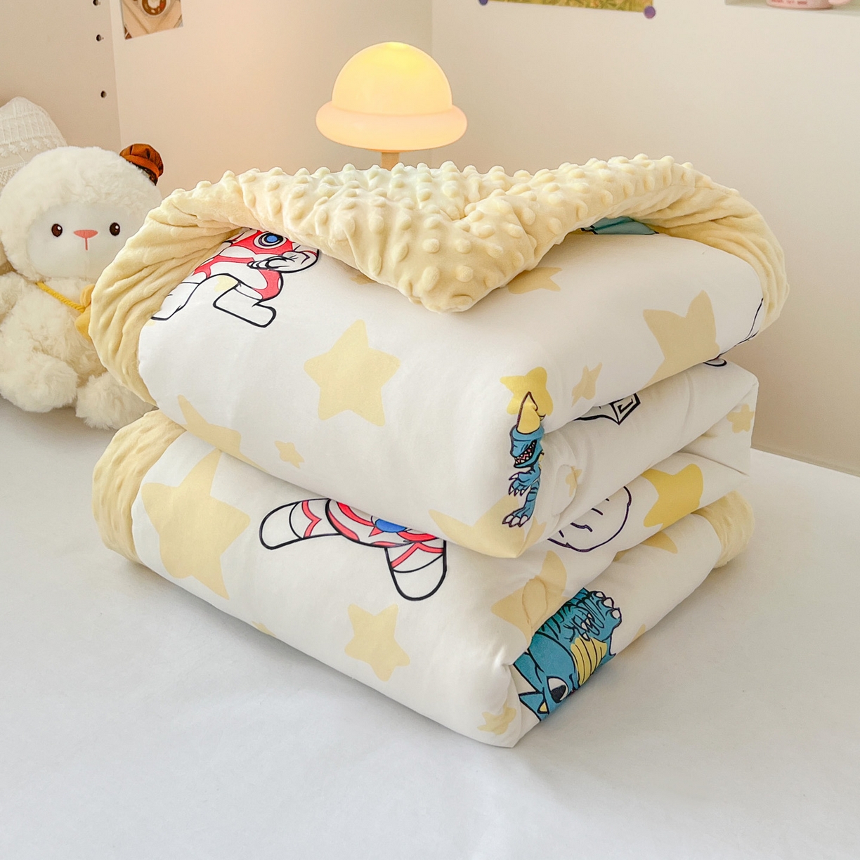 91家纺网 家纺一手货源 找家纺 名兮家居 2025秋冬新款母婴级经典奥特曼三丽鸥豆豆被 被子被芯 星星奥特曼