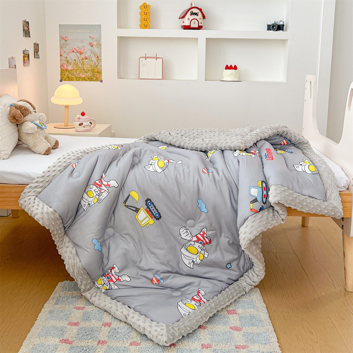 91家纺网 家纺一手货源 找家纺 名兮家居 2025秋冬新款母婴级经典奥特曼三丽鸥豆豆被 被子被芯 宇宙小分队