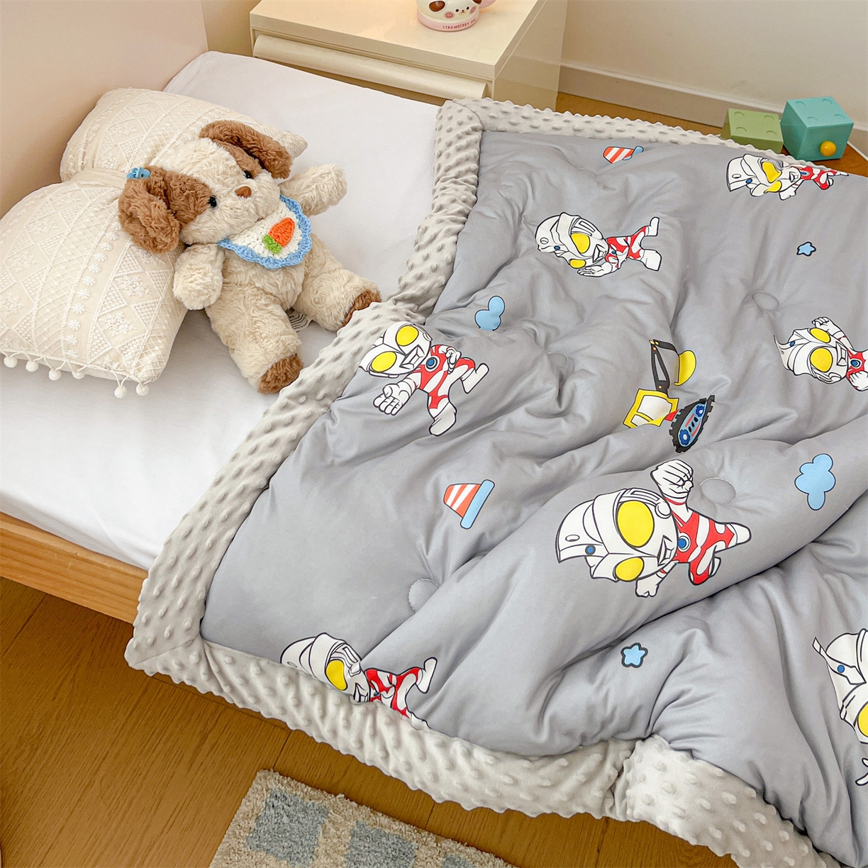 91家纺网 家纺一手货源 找家纺 名兮家居 2025秋冬新款母婴级经典奥特曼三丽鸥豆豆被 被子被芯 宇宙小分队