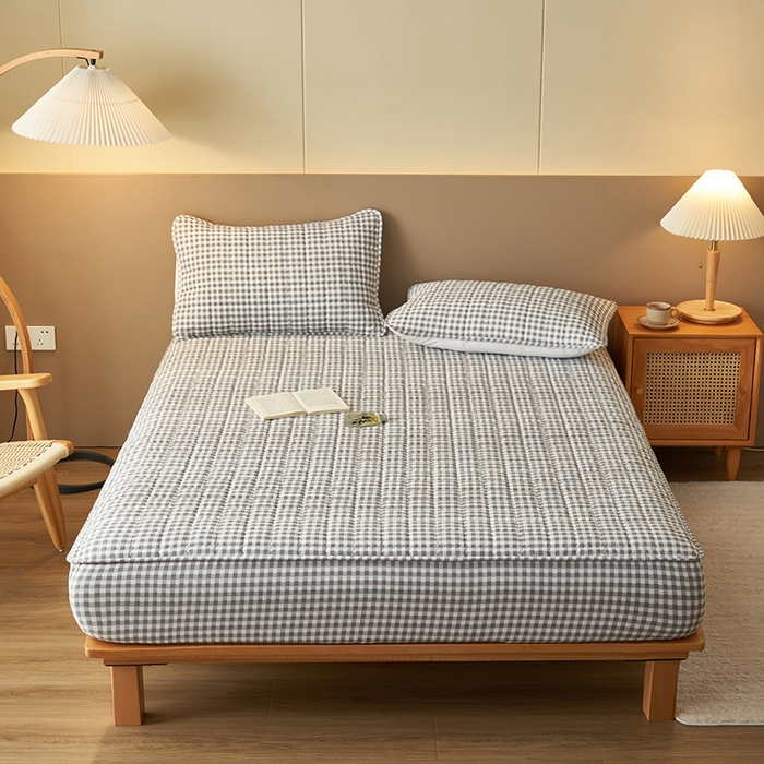 91家纺网 家纺一手货源 找家纺 小萌虎2025新款无印风格水洗棉麻夹棉床笠 灰小格