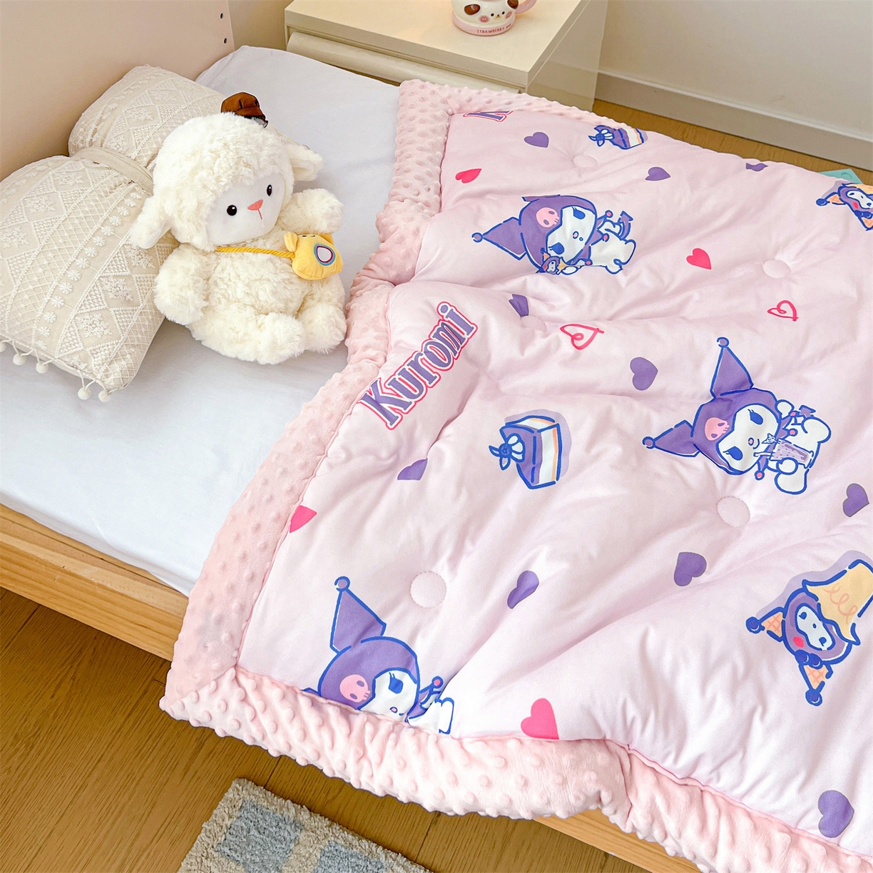 91家纺网 家纺一手货源 找家纺 名兮家居 2025秋冬新款母婴级经典奥特曼三丽鸥豆豆被 被子被芯 甜筒库洛米