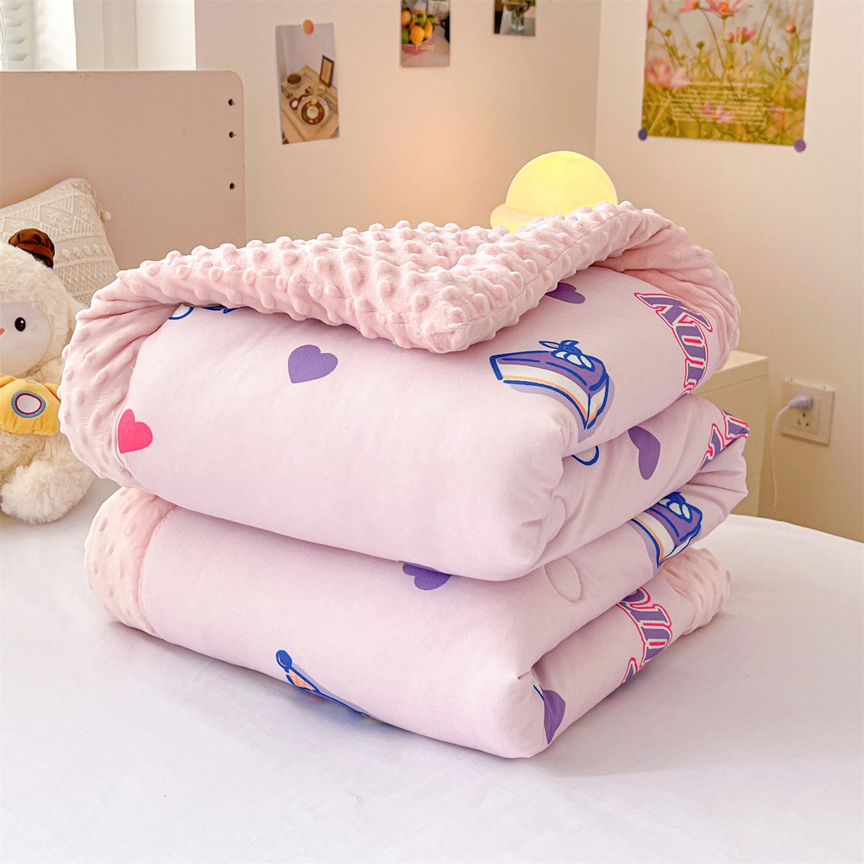 91家纺网 家纺一手货源 找家纺 名兮家居 2025秋冬新款母婴级经典奥特曼三丽鸥豆豆被 被子被芯 甜筒库洛米