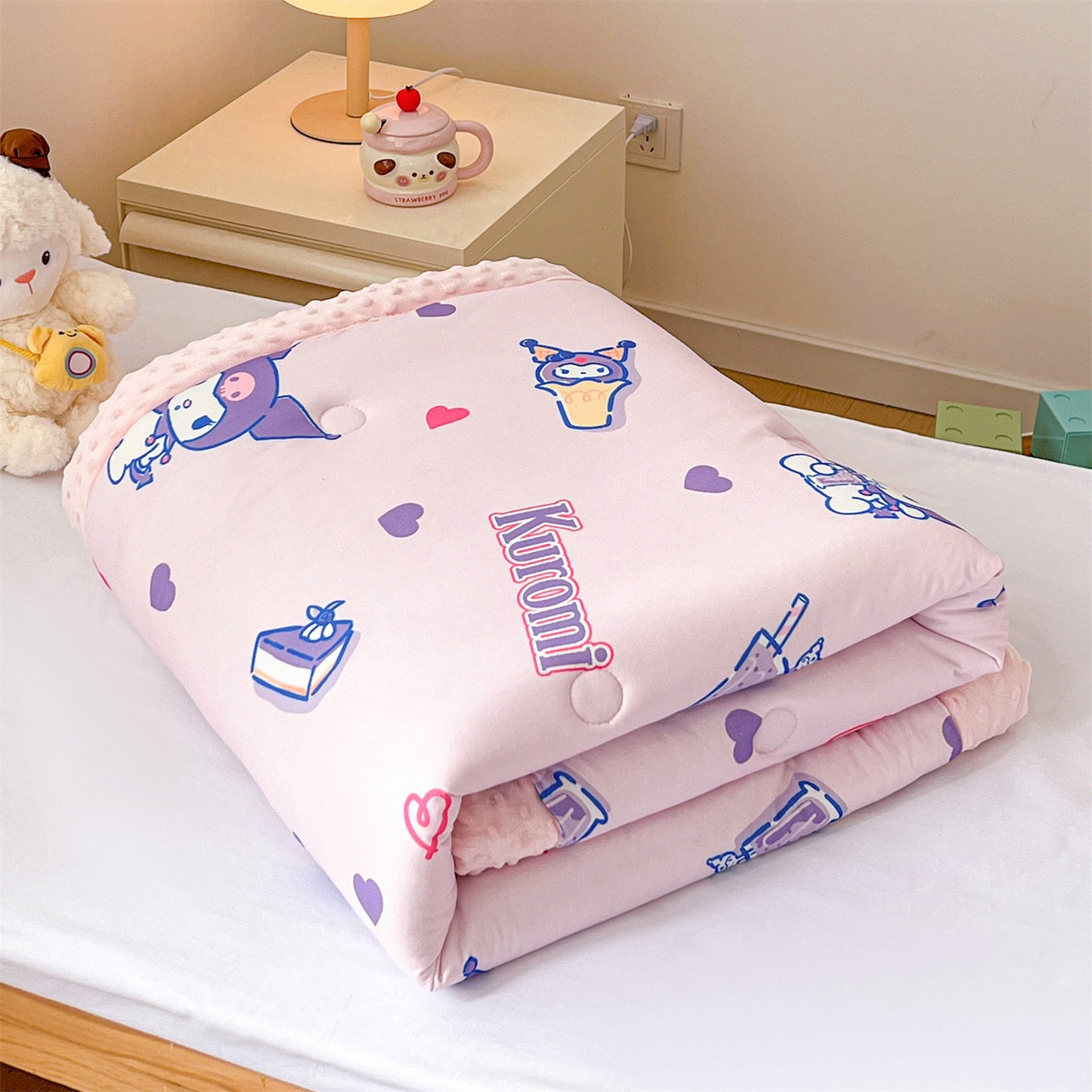 91家纺网 家纺一手货源 找家纺 名兮家居 2025秋冬新款母婴级经典奥特曼三丽鸥豆豆被 被子被芯 甜筒库洛米