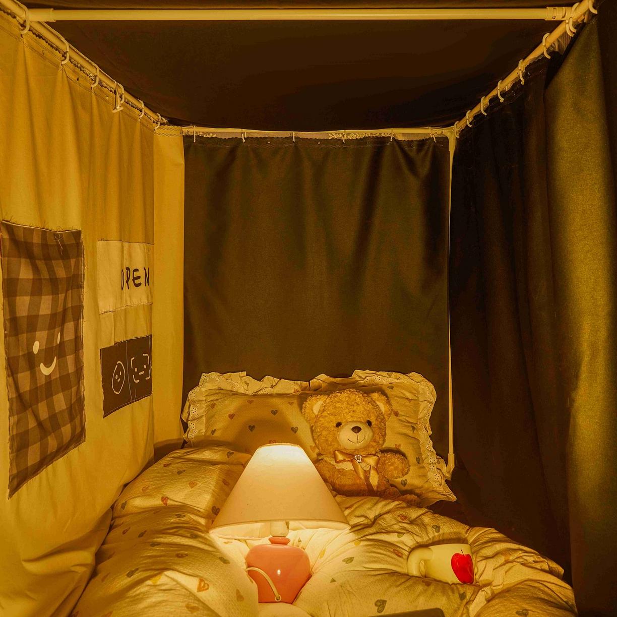 91家纺网 家纺一手货源 找家纺 （总）卓尔居 2025新款学生遮光唯美蕾丝床帘-朝颜