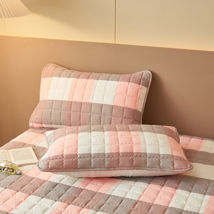 91家纺网 家纺一手货源 找家纺 小萌虎2025新款无印风格水洗棉麻夹棉床笠 粉灰大格