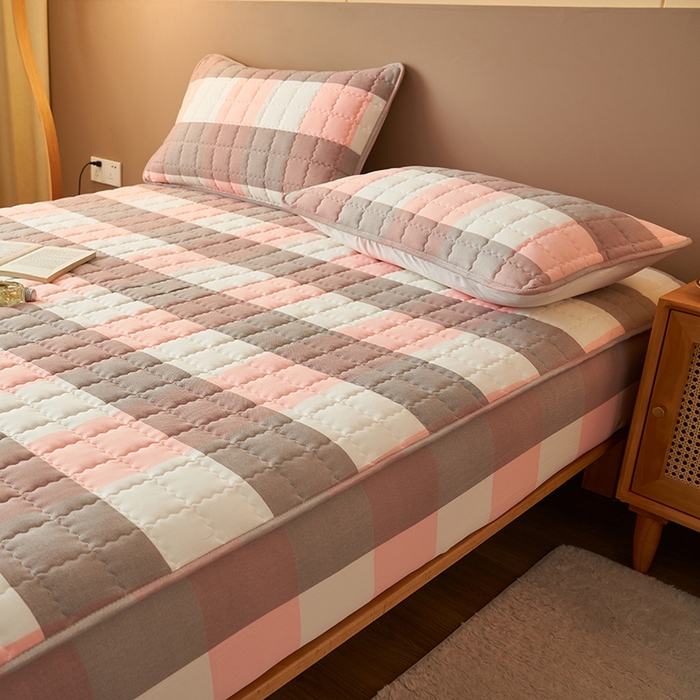 91家纺网 家纺一手货源 找家纺 小萌虎2025新款无印风格水洗棉麻夹棉床笠 粉灰大格