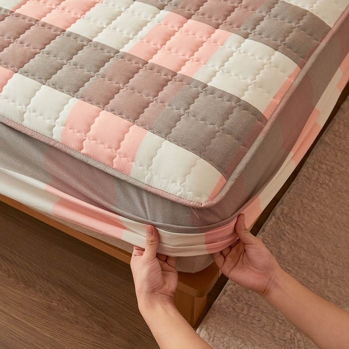 91家纺网 家纺一手货源 找家纺 小萌虎2025新款无印风格水洗棉麻夹棉床笠 粉灰大格