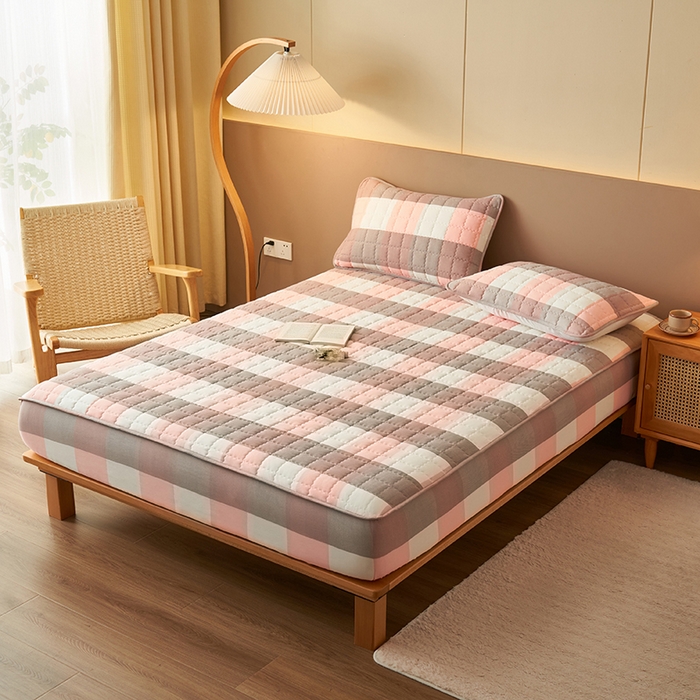 91家纺网 家纺一手货源 找家纺 小萌虎2025新款无印风格水洗棉麻夹棉床笠 粉灰大格