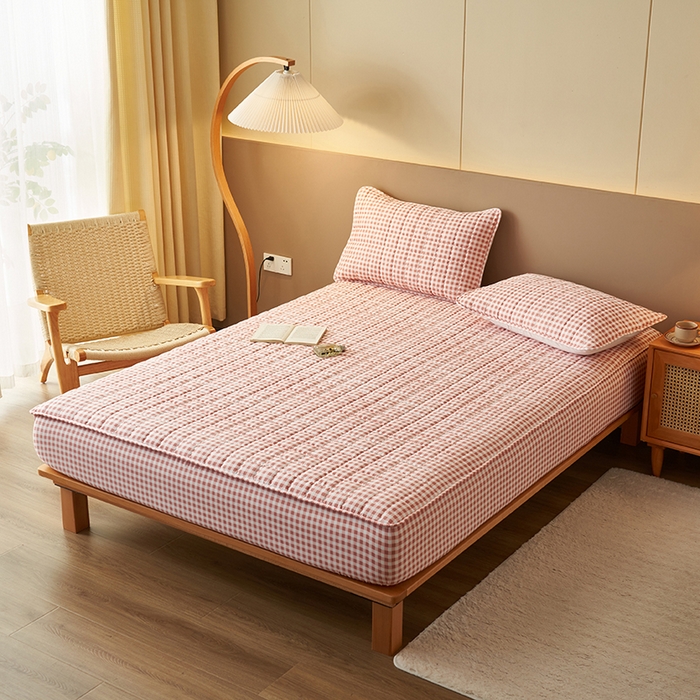 91家纺网 家纺一手货源 找家纺 小萌虎2025新款无印风格水洗棉麻夹棉床笠 粉小格