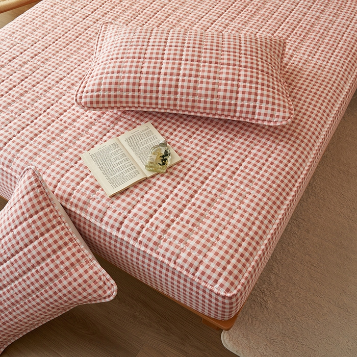 91家纺网 家纺一手货源 找家纺 小萌虎2025新款无印风格水洗棉麻夹棉床笠 粉小格