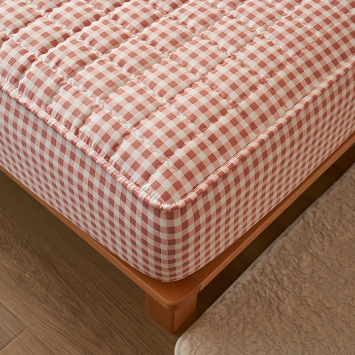 91家纺网 家纺一手货源 找家纺 小萌虎2025新款无印风格水洗棉麻夹棉床笠 粉小格