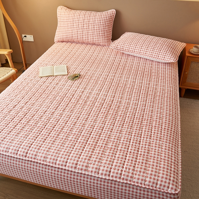 91家纺网 家纺一手货源 找家纺 小萌虎2025新款无印风格水洗棉麻夹棉床笠 粉小格