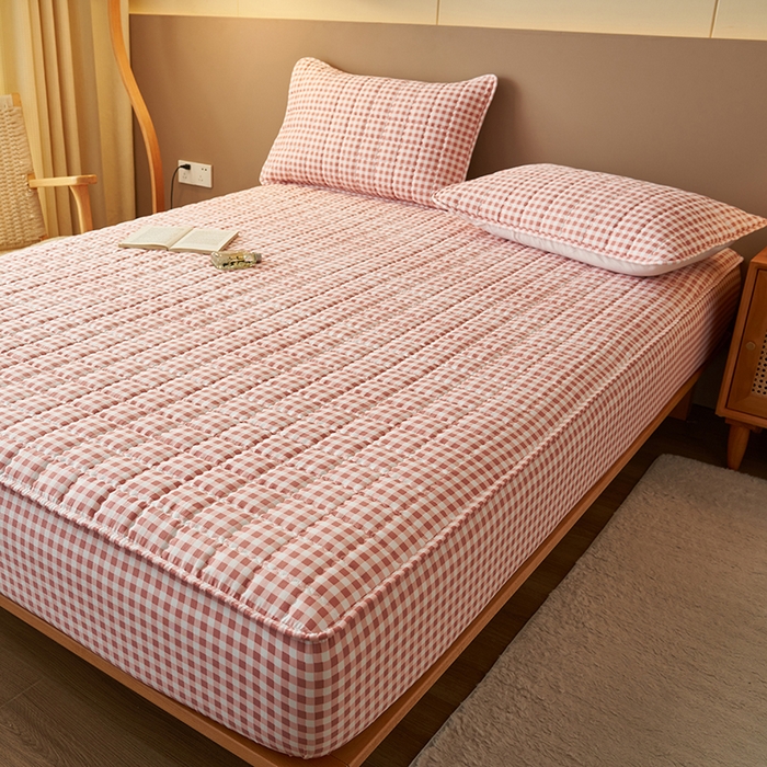 91家纺网 家纺一手货源 找家纺 小萌虎2025新款无印风格水洗棉麻夹棉床笠 粉小格