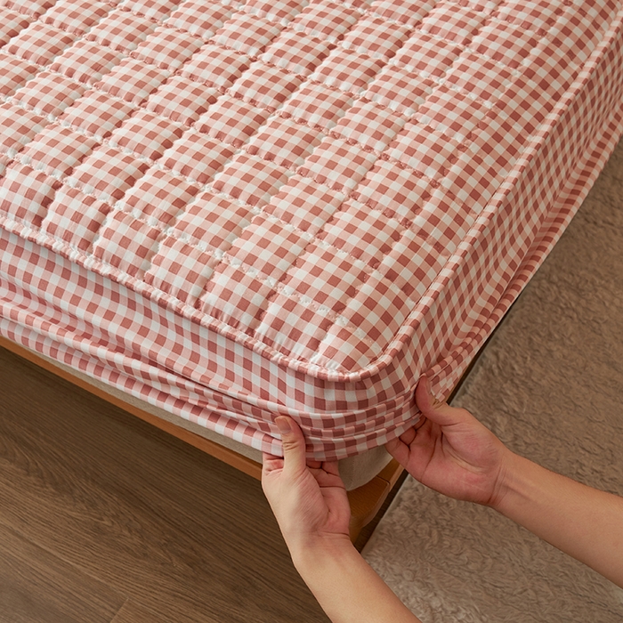 91家纺网 家纺一手货源 找家纺 小萌虎2025新款无印风格水洗棉麻夹棉床笠 粉小格