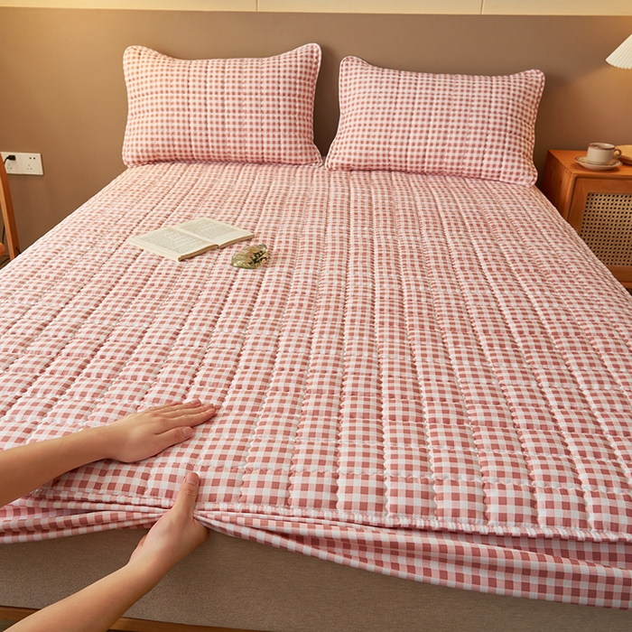 91家纺网 家纺一手货源 找家纺 小萌虎2025新款无印风格水洗棉麻夹棉床笠 粉小格