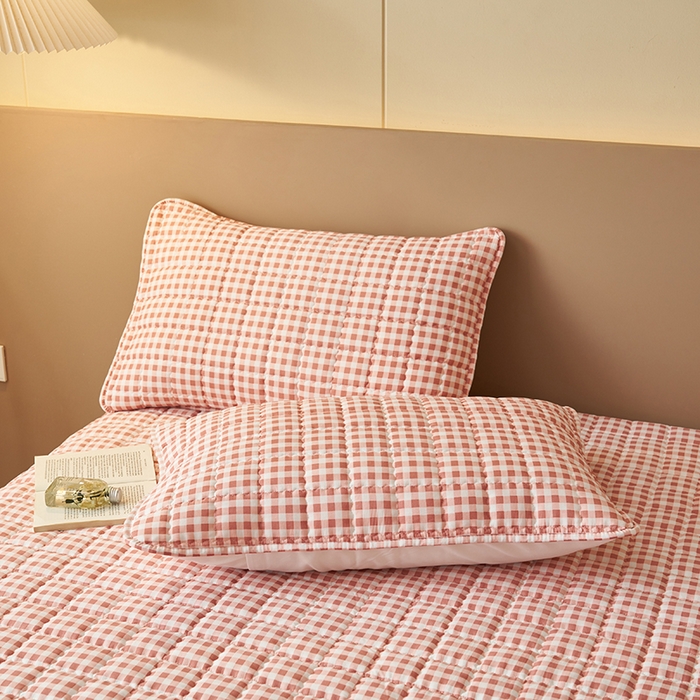 91家纺网 家纺一手货源 找家纺 小萌虎2025新款无印风格水洗棉麻夹棉床笠 粉小格