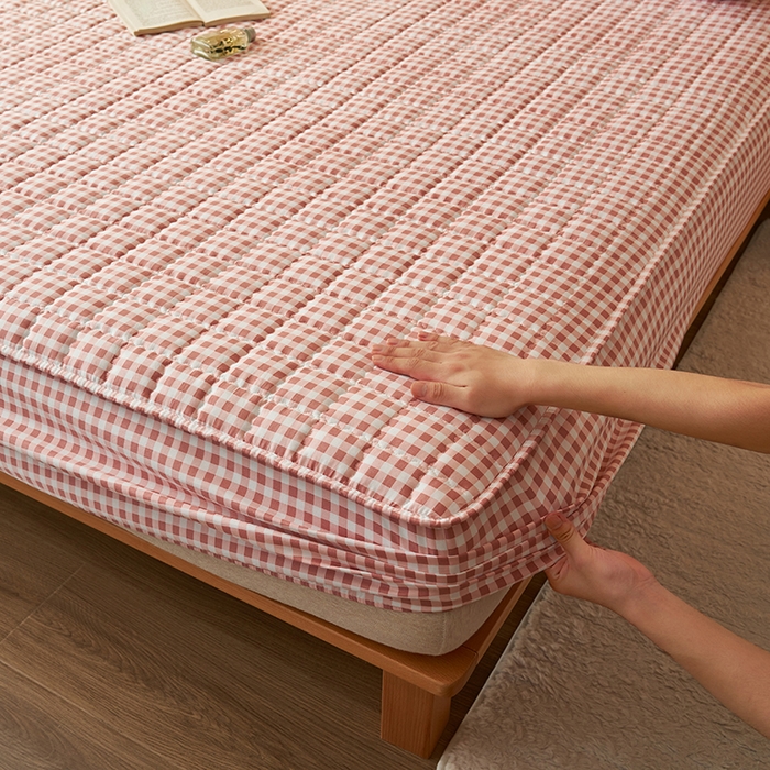 91家纺网 家纺一手货源 找家纺 小萌虎2025新款无印风格水洗棉麻夹棉床笠 粉小格