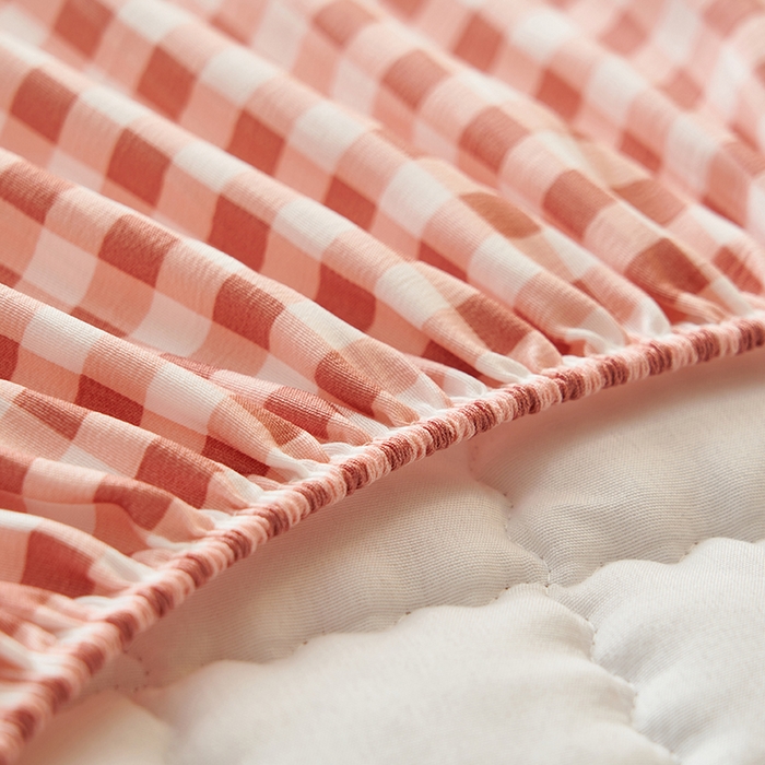 91家纺网 家纺一手货源 找家纺 小萌虎2025新款无印风格水洗棉麻夹棉床笠 粉小格