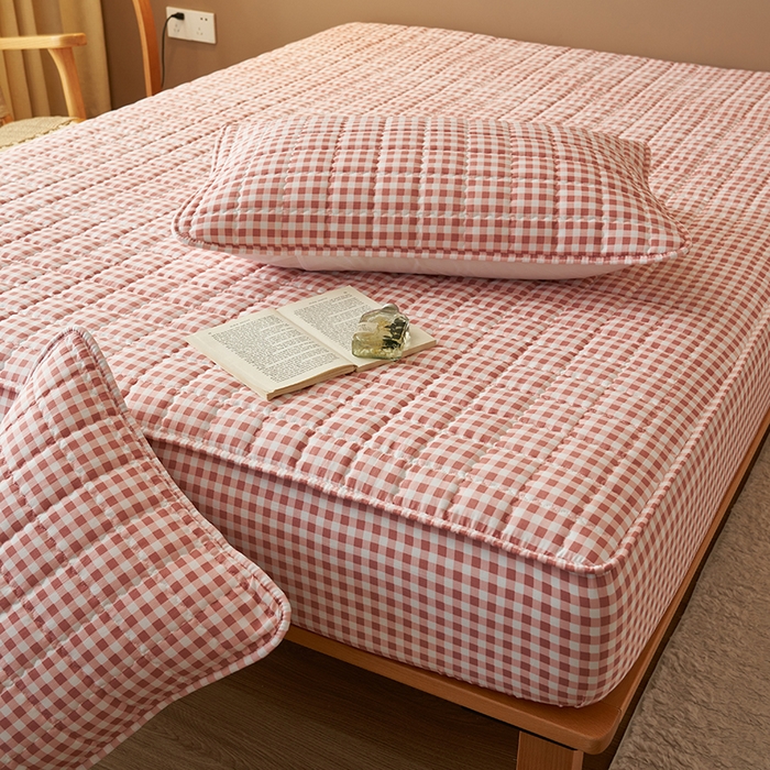 91家纺网 家纺一手货源 找家纺 小萌虎2025新款无印风格水洗棉麻夹棉床笠 粉小格